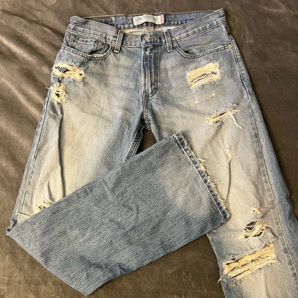 Levi’s low boot cut distressed jeans 32x32